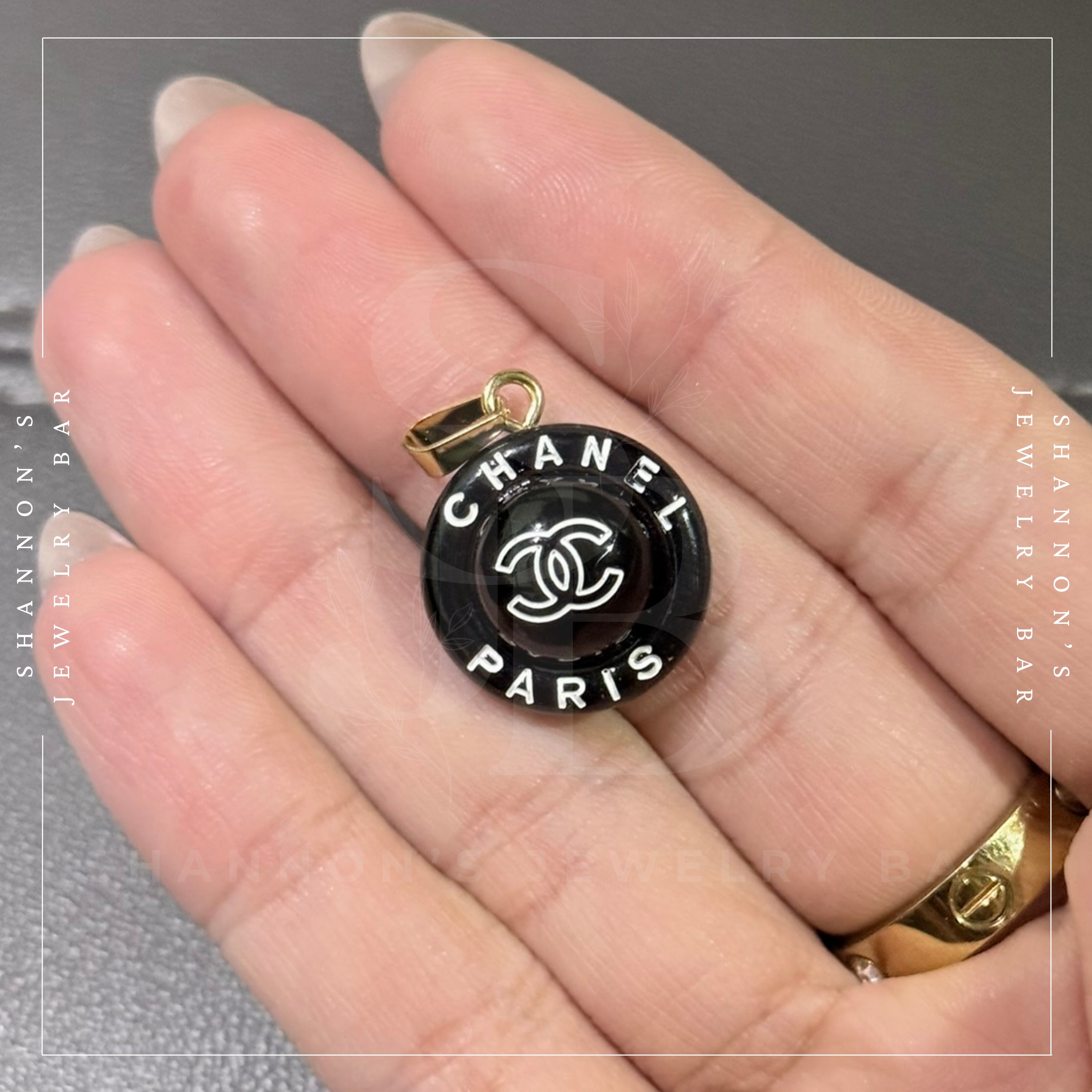 Shannon's Jewelry Bar – Engroshandel Vedhæng/charm – CHANEL Charm Lynlås Træk Harpiks Sort Rund CC 18mm1