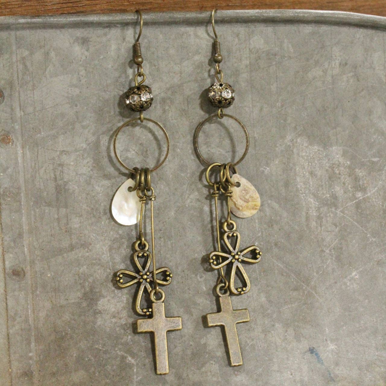 The Primitive Peddler, Inc. - Vente Boucles d'oreilles pendantes - Boucles d'oreilles charmées avec pendentif croix vintage3