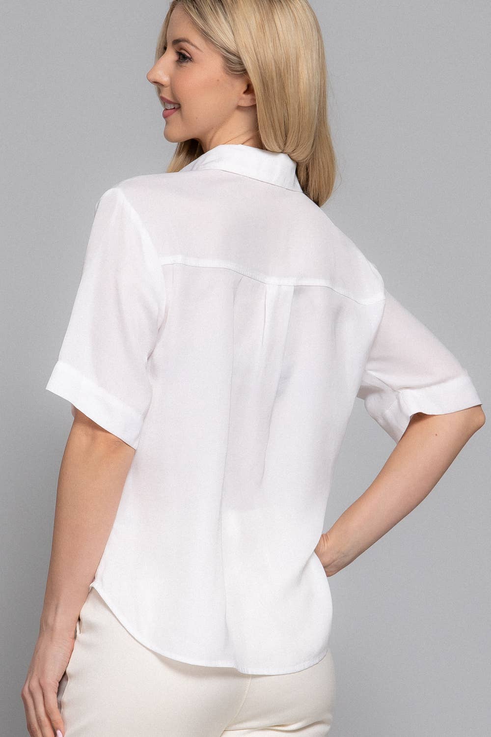 Active Basic | Active USA – Großhandel Hemd mit Button-down-Kragen – Damen – Kurzarm-Hemd aus gewaschenem mattem Satin mit Knopfleiste12