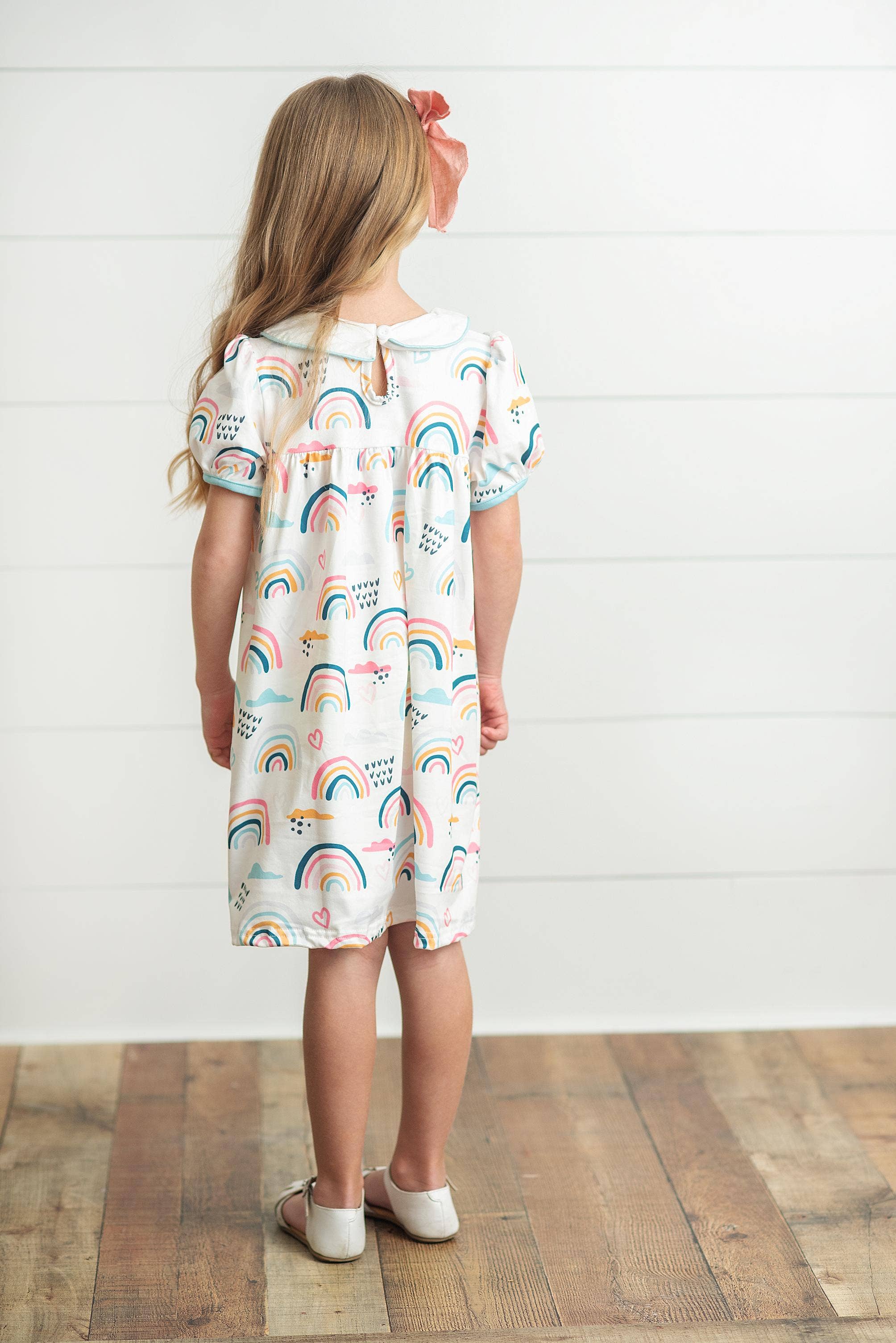 Wren & James - Vente Robe – enfant - Robe d'école brodée à col arc-en-ciel pastel pour enfants7