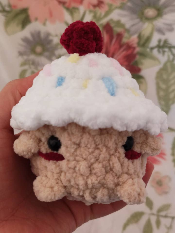 Handgemachte Kawaii Cupcake Pilz Plüsch – Amigurumi Puppe für den Großhandel von KLABELGIFT