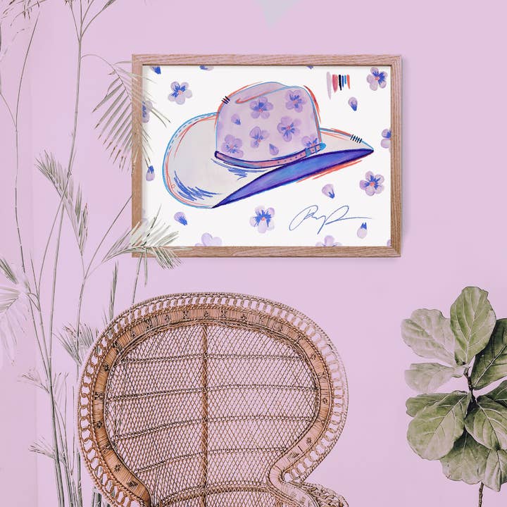 Kunstdruck „Ein Cowgirl-Hut mit lila Stiefmütterchen“ für den Großhandel von Paige Poppe Art