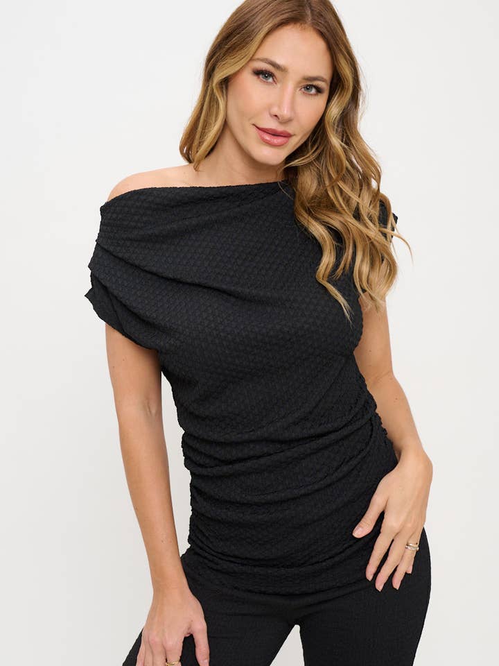 Tillverkad i USA Texturerad Off-Shoulder Topp med Rynkad Detalj för wholesale av Renee C.