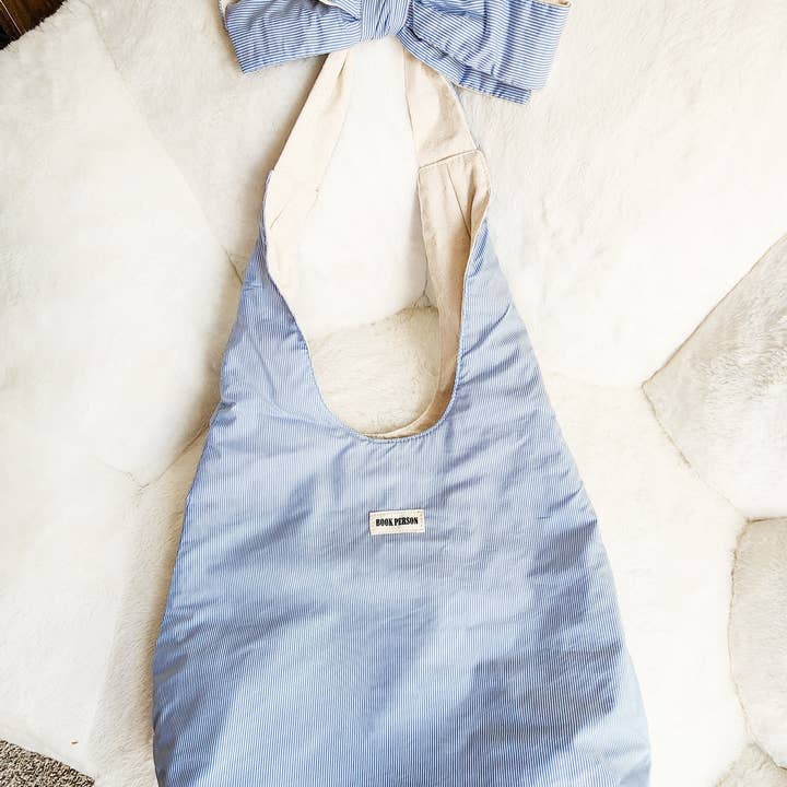 Borsa a tracolla con fiocco a righe blu per persona con libro extra large per la vendita all'ingrosso da parte di The Bean Workshop