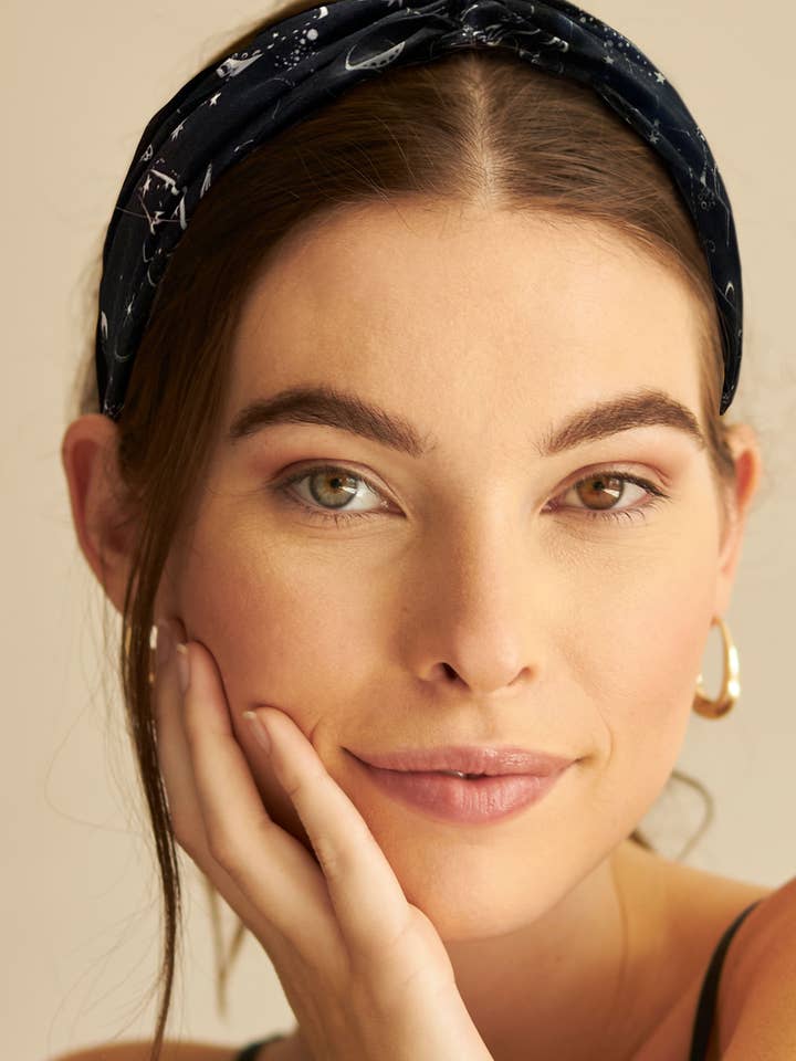 Fascia per capelli Bardot Twist in Astrid per la vendita all'ingrosso da parte di Ad Astra the Label