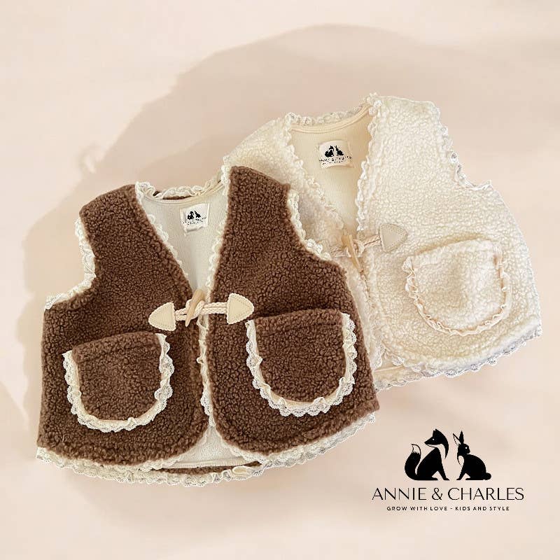 Annie & Charles – Engroshandel Vest - Børn – Annie & Charles® blød vest med teddyfleece og blondekanter8