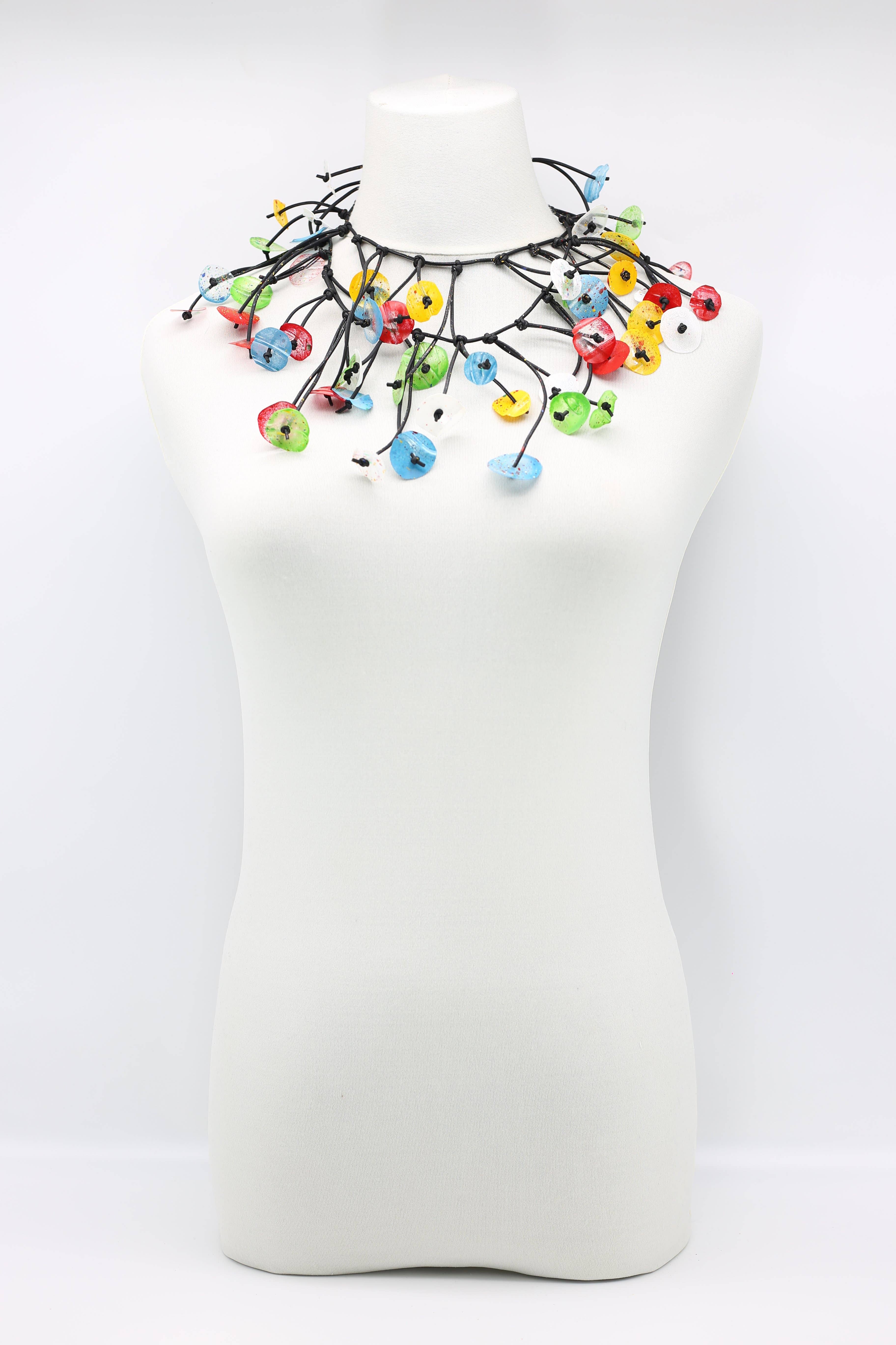 Jianhui London – Großhandel Statement-Halsketten – Halskette mit Seerosenblättern aus recyceltem Kunststoff, lang, handbemalt22