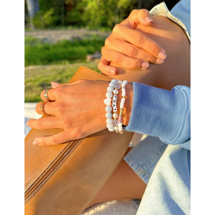 Elevated Faith – Großhandel Perlenarmband – Pray Perlen-Buchstabenarmband3