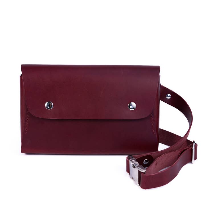 Carlile Slingväska: Bordeaux för wholesale av LOUISE GOODS