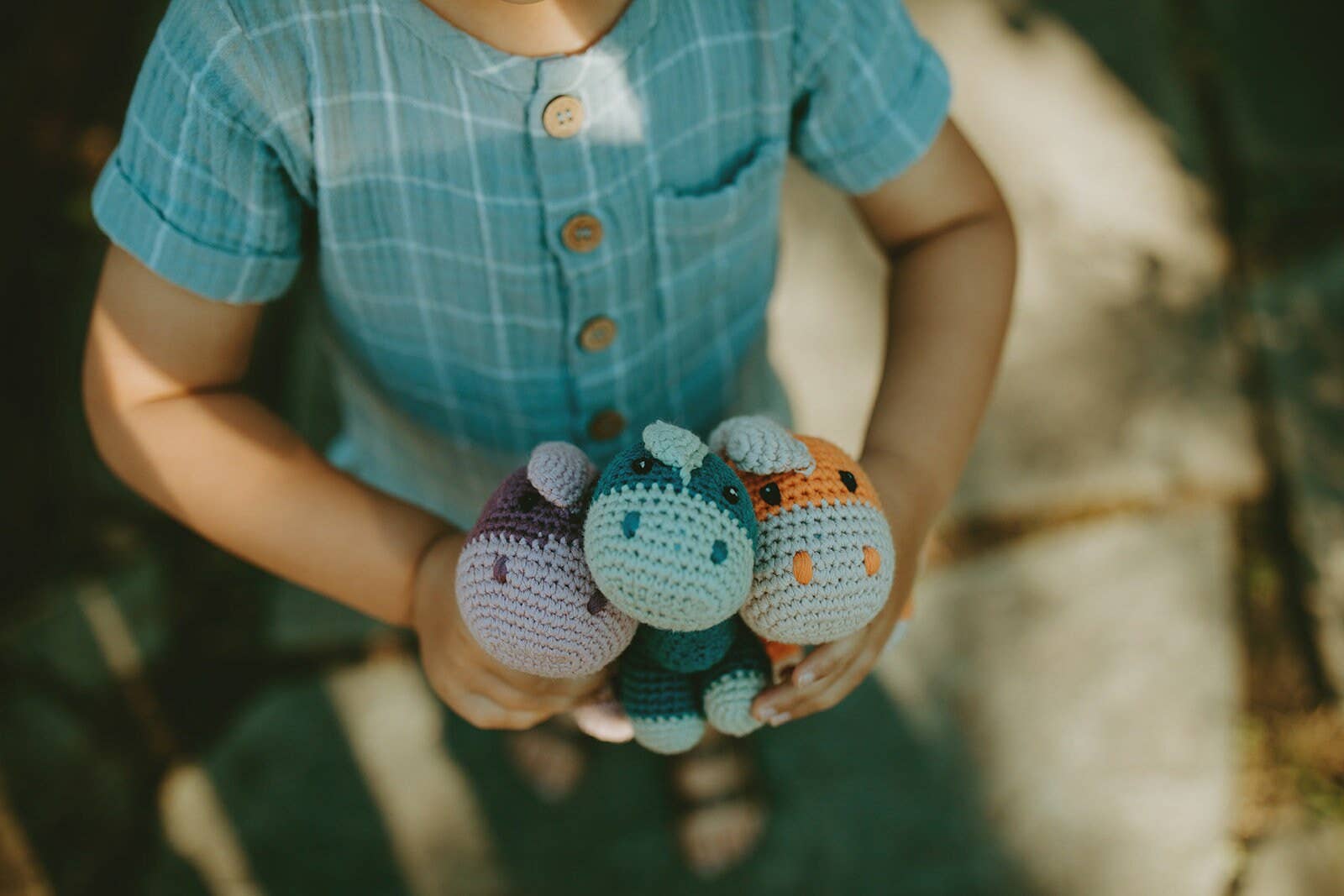 Pebblechild – wholesale Skallra - Baby – Virkat babyleksak dinosaurie skallra - petrolblå8