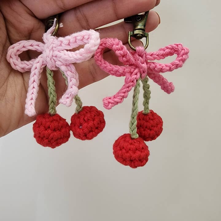 Handmade By Uruba – Großhandel Schlüsselanhänger-Armbänder – Handgefertigter Häkel-Kirschenschlüsselanhänger | Fruchtinspirierter Anhänger6