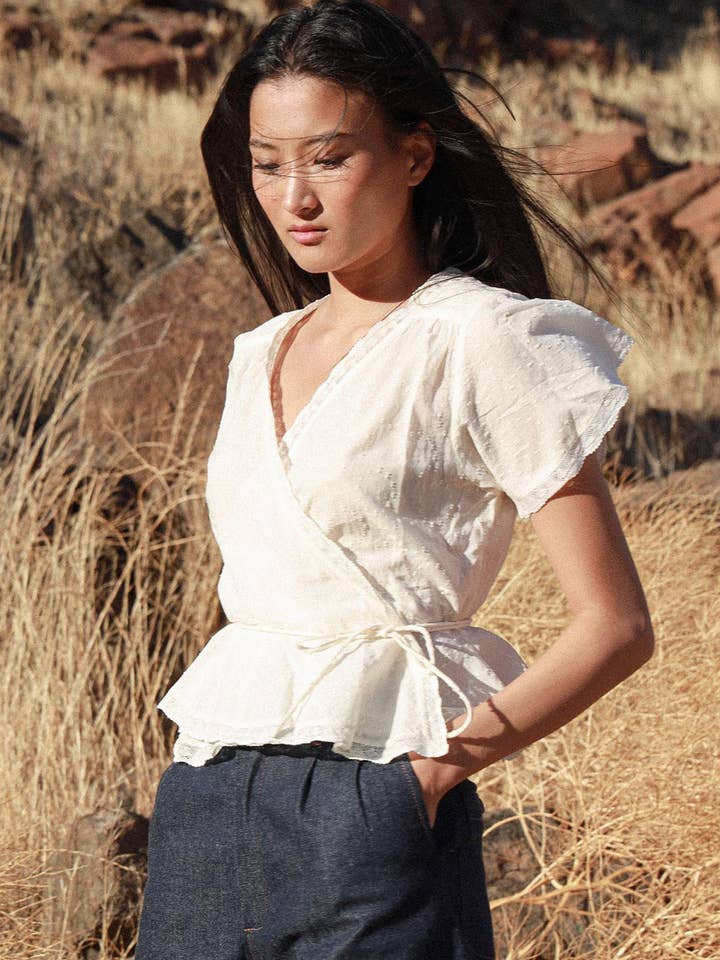 Cream Cotton Lace omslagstop – Garcelle-top for engroshandel hos Atèlette