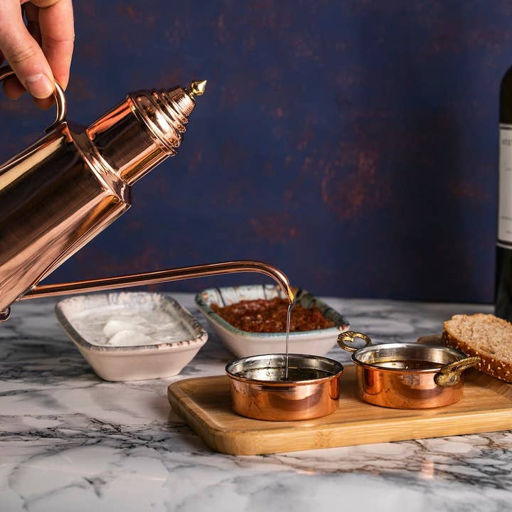 ALFIQ Copper - Vente Distributeur d'huile et de vinaigre - Pot à huile d'olive en cuivre pur + ensemble pour tremper l'huile | Cruche à huile artisanale de 600 ml Bouteille d'huile en cuivre massif faite à la main | 100% cuivre massif5