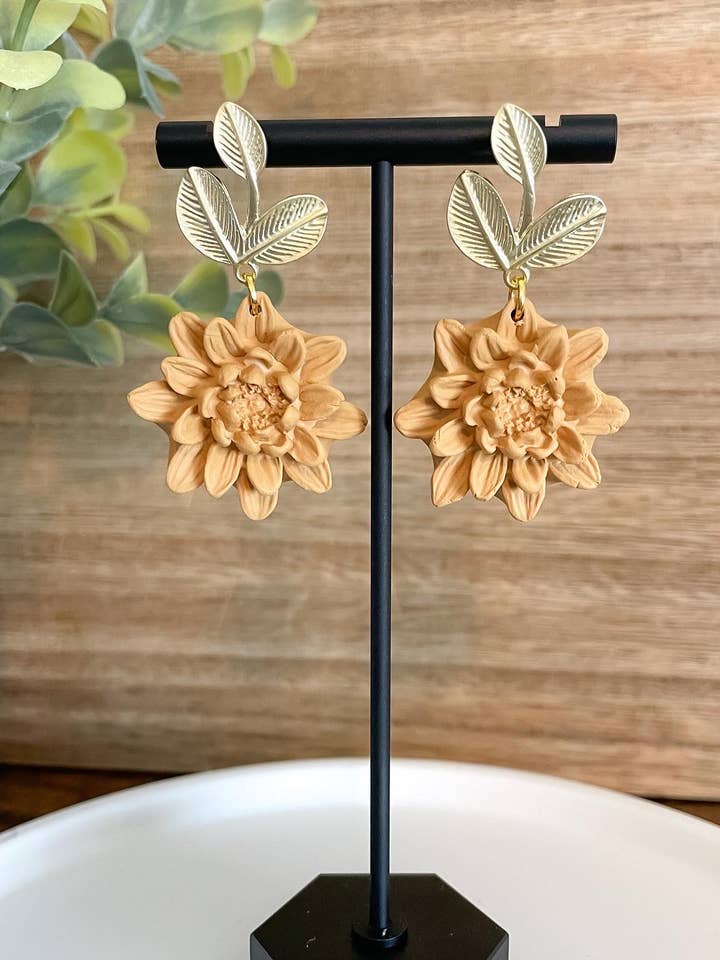 Lily Dangles | Azafrán | TIEMPO EXTENDIDO | Pendientes de arcilla para venta al por mayor de Finley River | Trendy Polymer Clay Earrings | Hypoallergenic