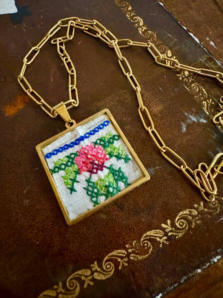 Collar Encantador Bordado Vintage Floral, Sentimental para venta al por mayor de Jo Noelle