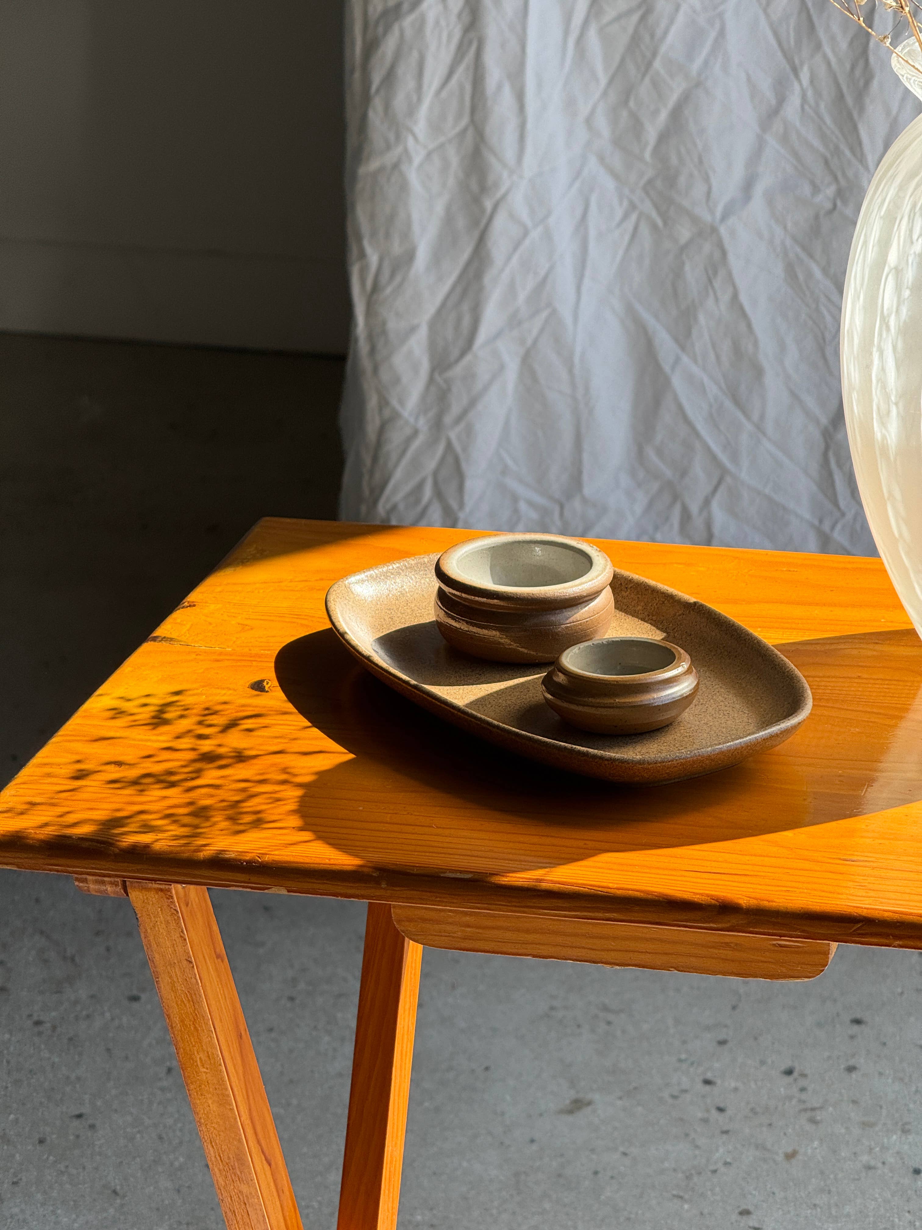 Small oval dish with speckled brown rectangular edges for wholesale on Faire8