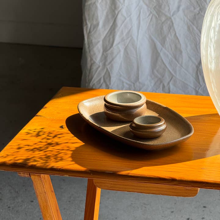 Small oval dish with speckled brown rectangular edges for wholesale on Faire8