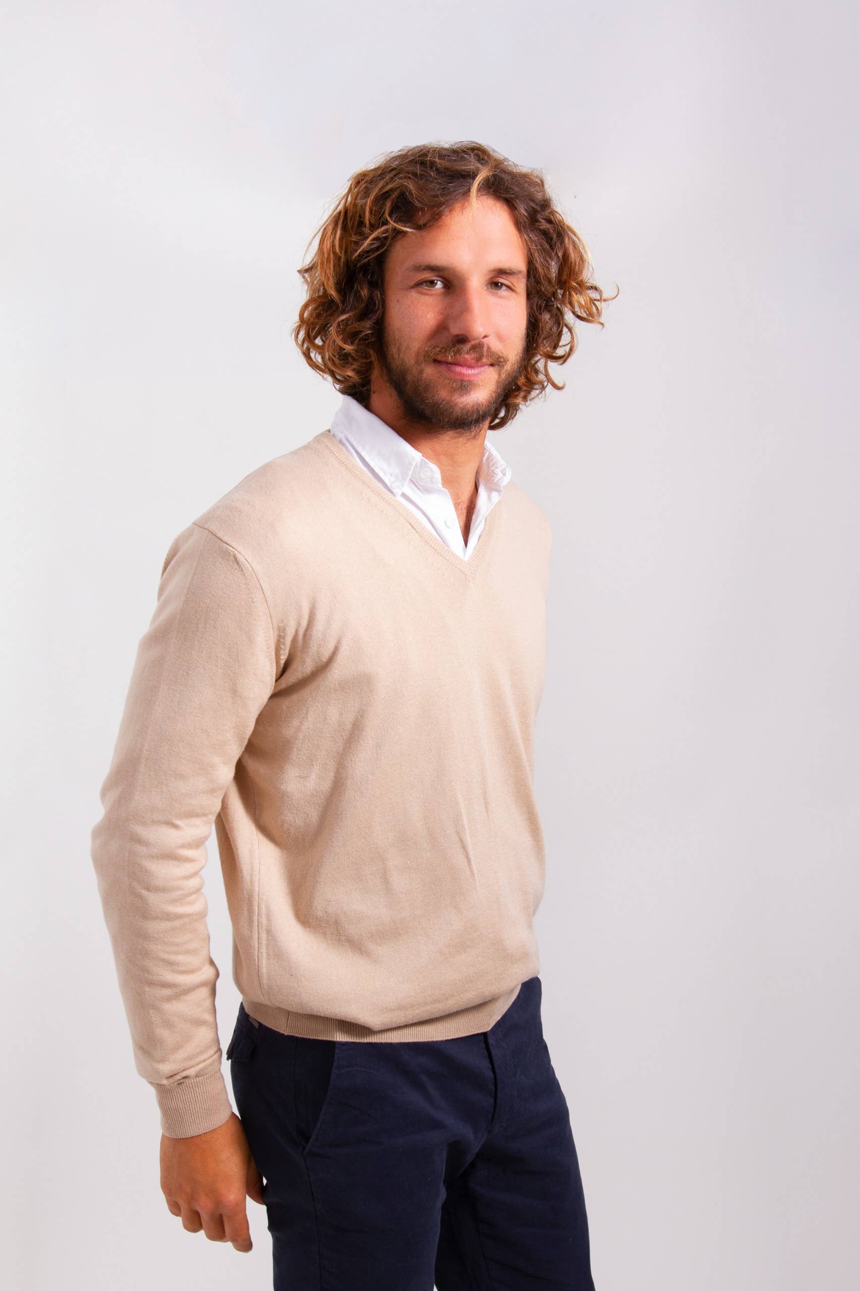 ARMAZÉM DAS MALHAS – wholesale Knitted jumper – Men′s – Classic V-Neck Sweater - Beige3
