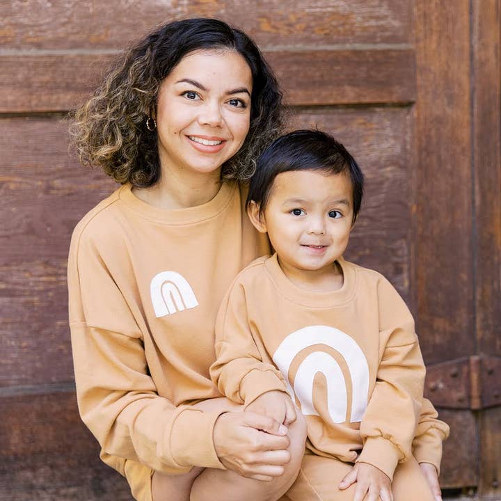 Gola redonda feminina com aplique arco-íris orgânico e feito à mão por atacado de Cherry Brick Road