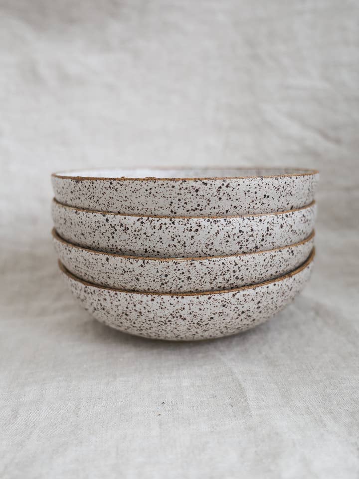 Bols à pâtes faits main en céramique blanche mate mouchetée, poterie minimaliste, fabriqués sur commande pour la vente par Ellie Begin Design