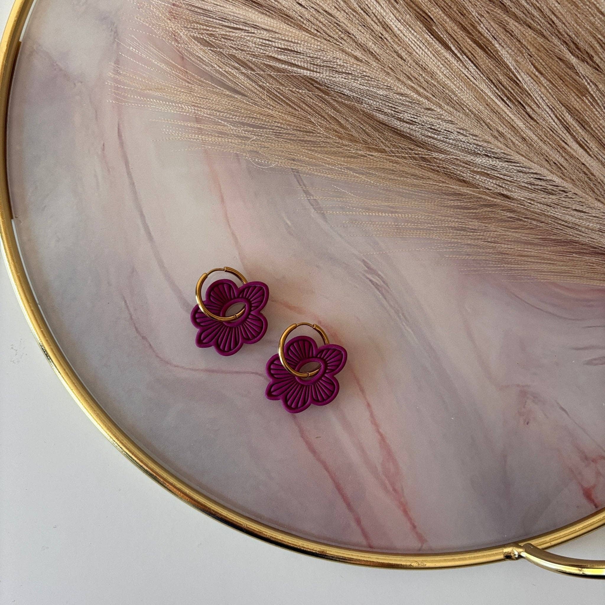 DUESTELLE ITALIA - Wholesale Dangle Earrings - Amaia - Hoop earrings with 18K gold-plated flower charm10