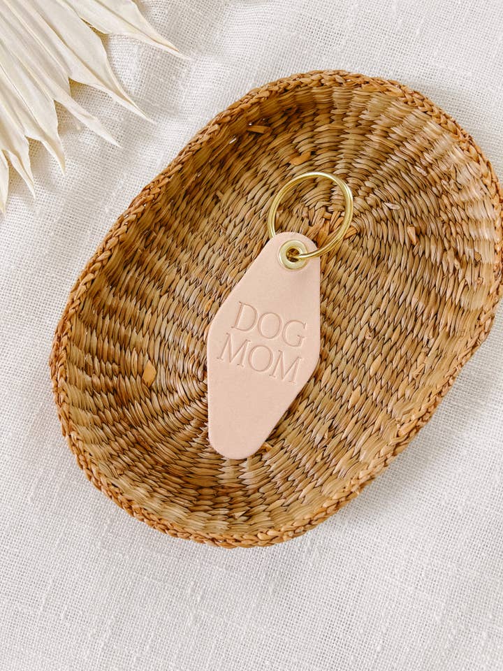 'Dog Mom' Leather Motel Keychain (3 cores) por atacado de EMBER & IVORY