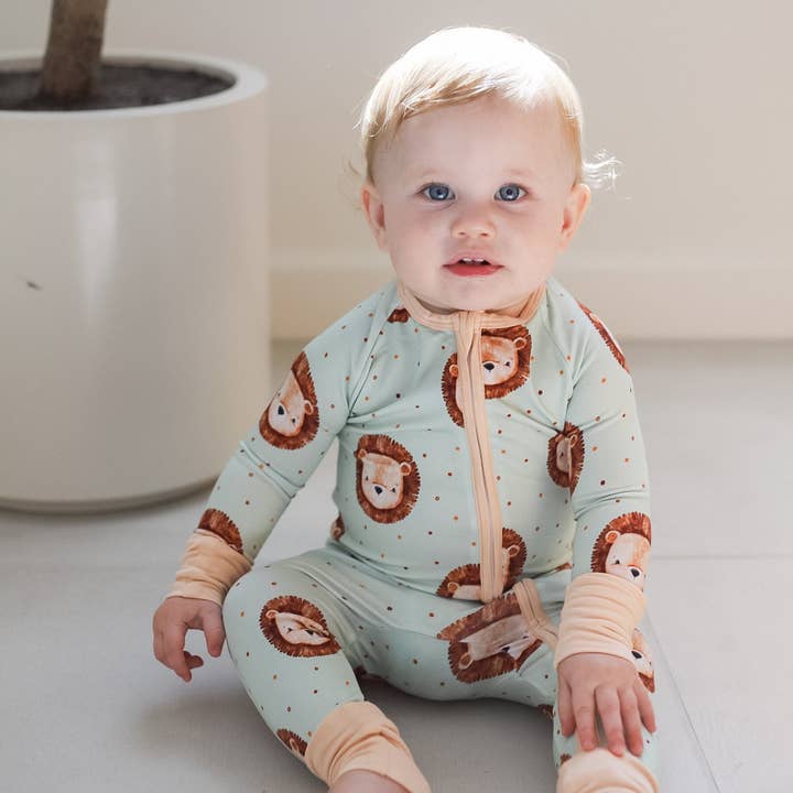 Barboteuse à fermeture éclair en bambou Petit Lion pour la vente par Tiny toes Baby Co