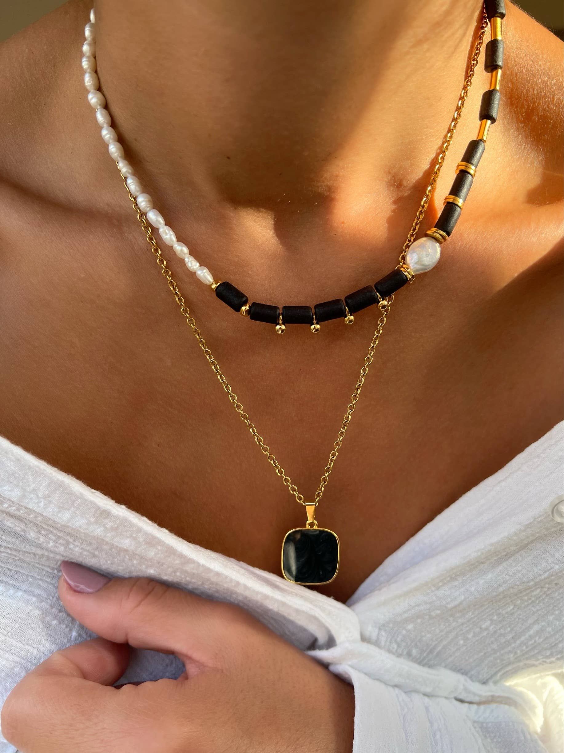 Christina Christi - Vente Colliers à pendentif - Collier pendentif carré en or délicat, collier perlé de perles1