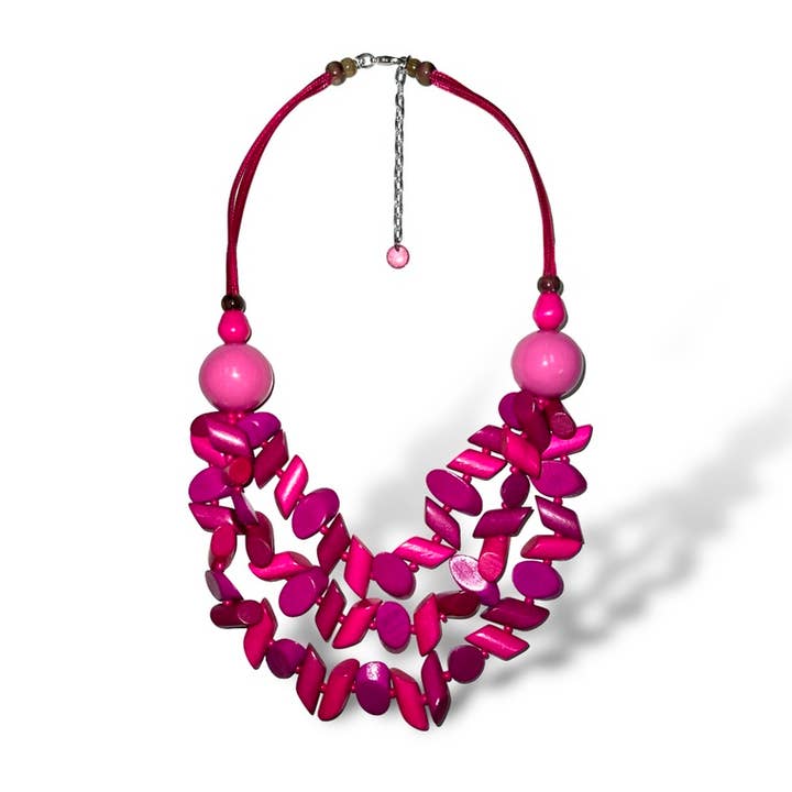 Collana corta in legno a triplo strato in fucsia per la vendita all'ingrosso da parte di A Touch of Style LLC