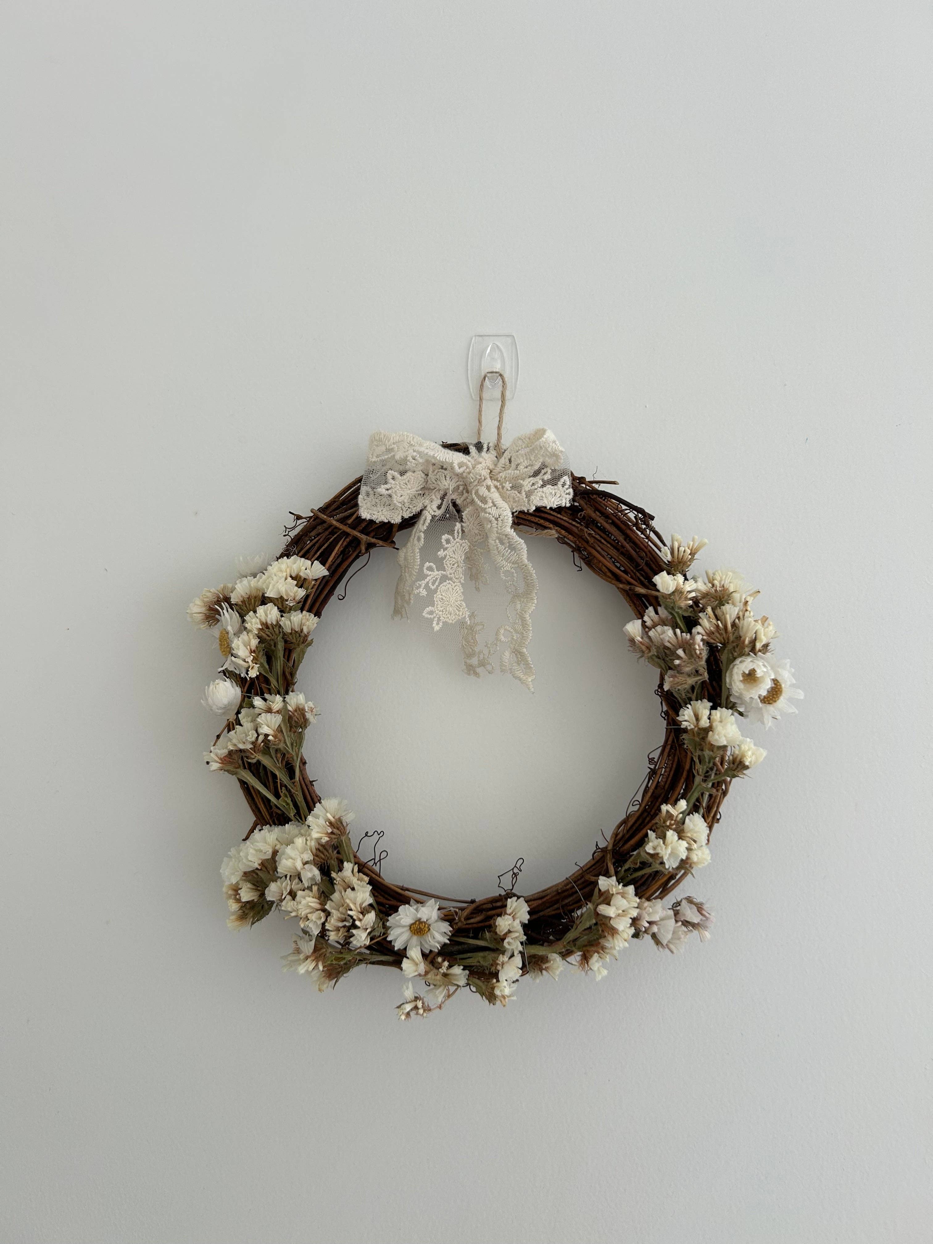 Cotswolds Willow Wreaths - Venta al por mayor Corona - Corona ‘Betty’ con estátice blanco, margaritas y un lazo de encaje