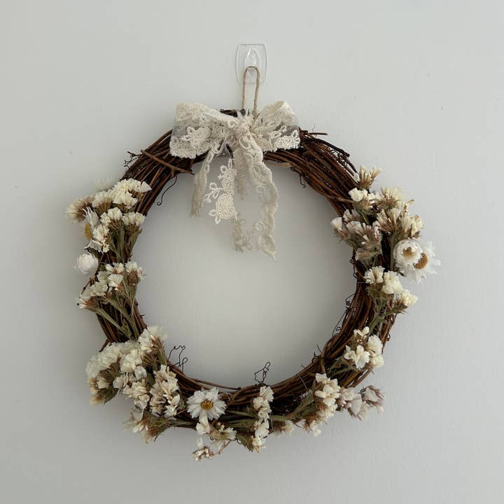 Cotswolds Willow Wreaths - Venta al por mayor Corona - Corona ‘Betty’ con estátice blanco, margaritas y un lazo de encaje0