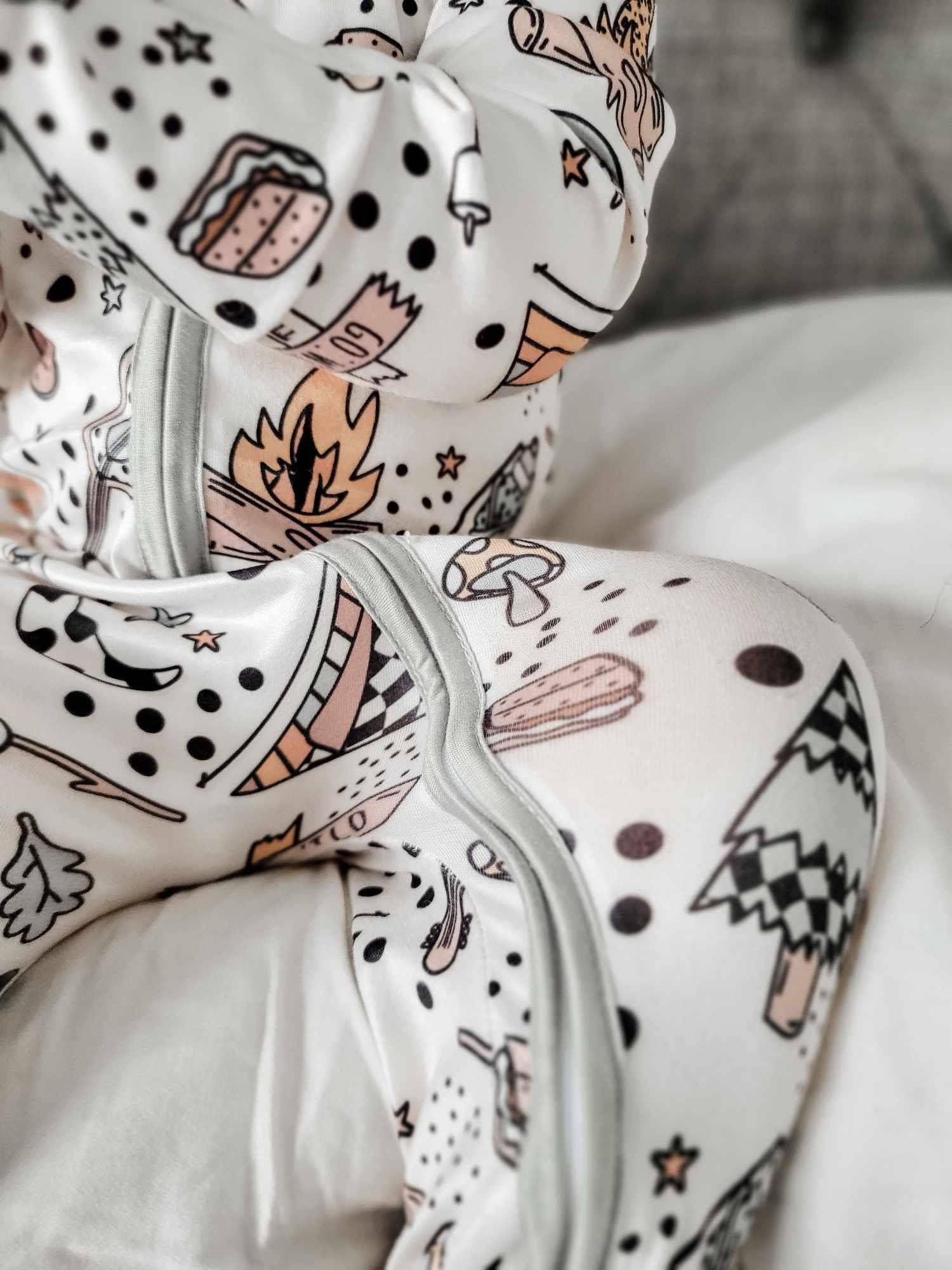 Rufflеѕ & Bоwtіеѕ - Affordable Boys & Girls Clothing – Fato de dormir – Bebé por atacado – Pijama de Bebé com Fecho Duplo Verde Acampamento ao Ar Livre2