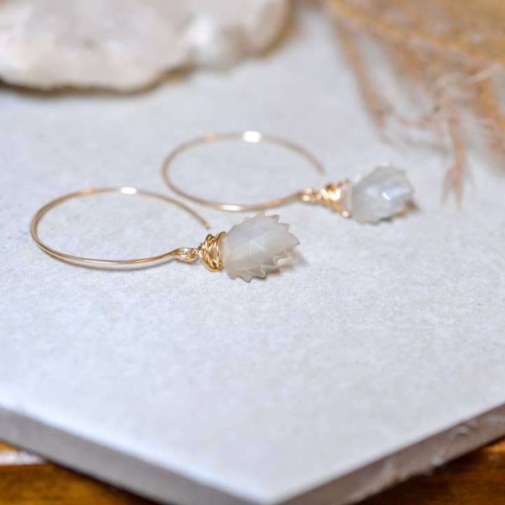 Feuille en pierre de lune sculptée à la main avec anneaux forgés. pour la vente par Sela+Sage