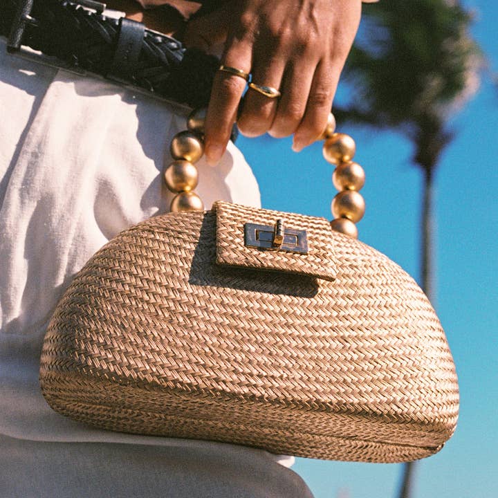 Cartera de Mano Dorada en Semicírculo | Asa Superior con Cuentas Doradas | Bolso de Resort para venta al por mayor de Soli & Sun