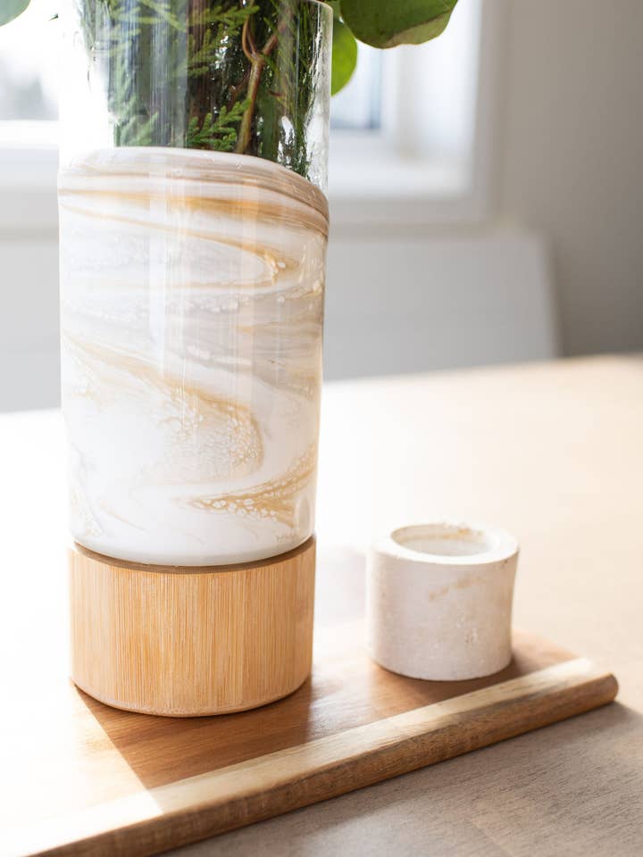 NYT!!! Vase med harpiksdetaljer og bambusbase (INGEN TOLD) for engroshandel hos Lynn & Liana Designs