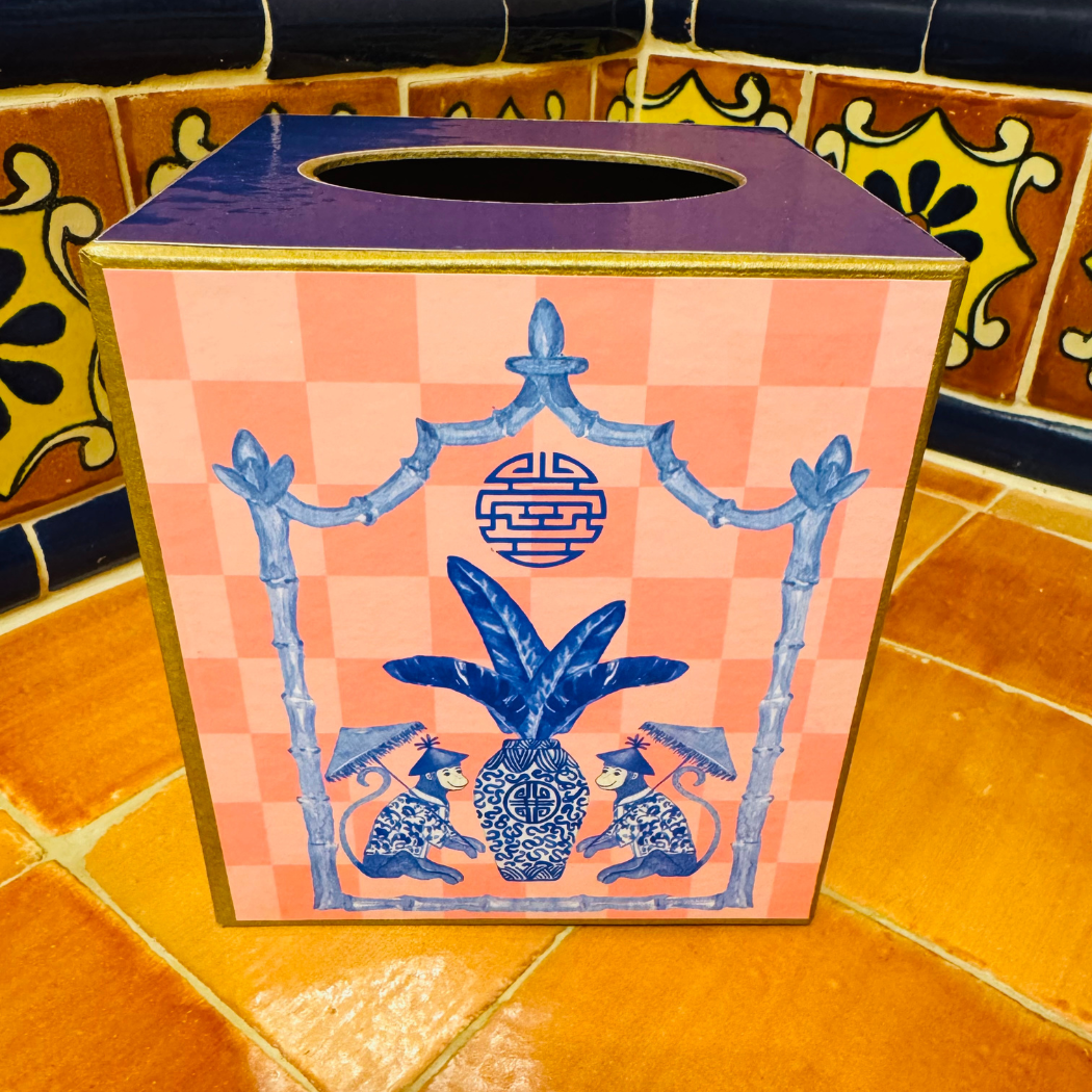 TOPICS IN THE TROPICS – Großhandel Taschentuchbox – Pappmaché-Taschentuchbox, Affen-Chinoiserie, Rosa Karos3
