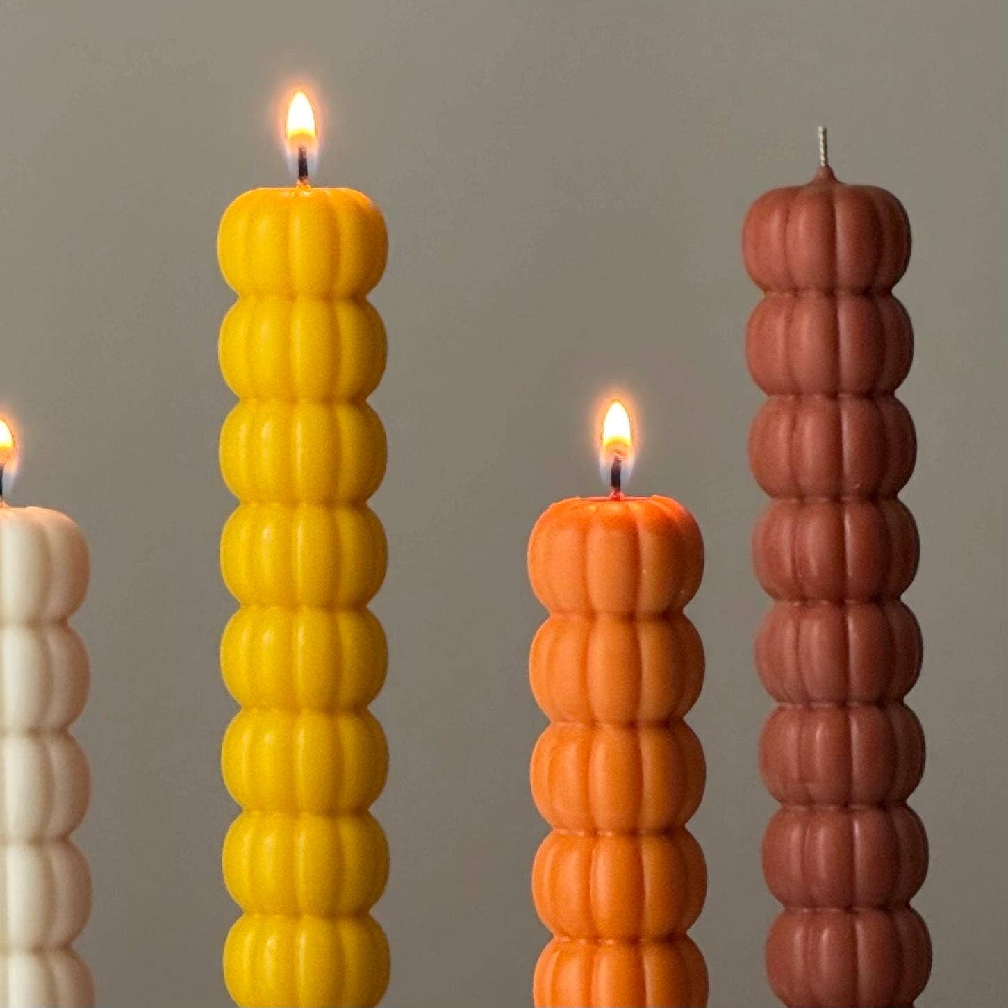 Estelle Studio - Vente Bougies/bougeoirs coniques - Bougie effilée en cire de soja coulée à la main en forme de citrouille : Décoration d'Halloween4