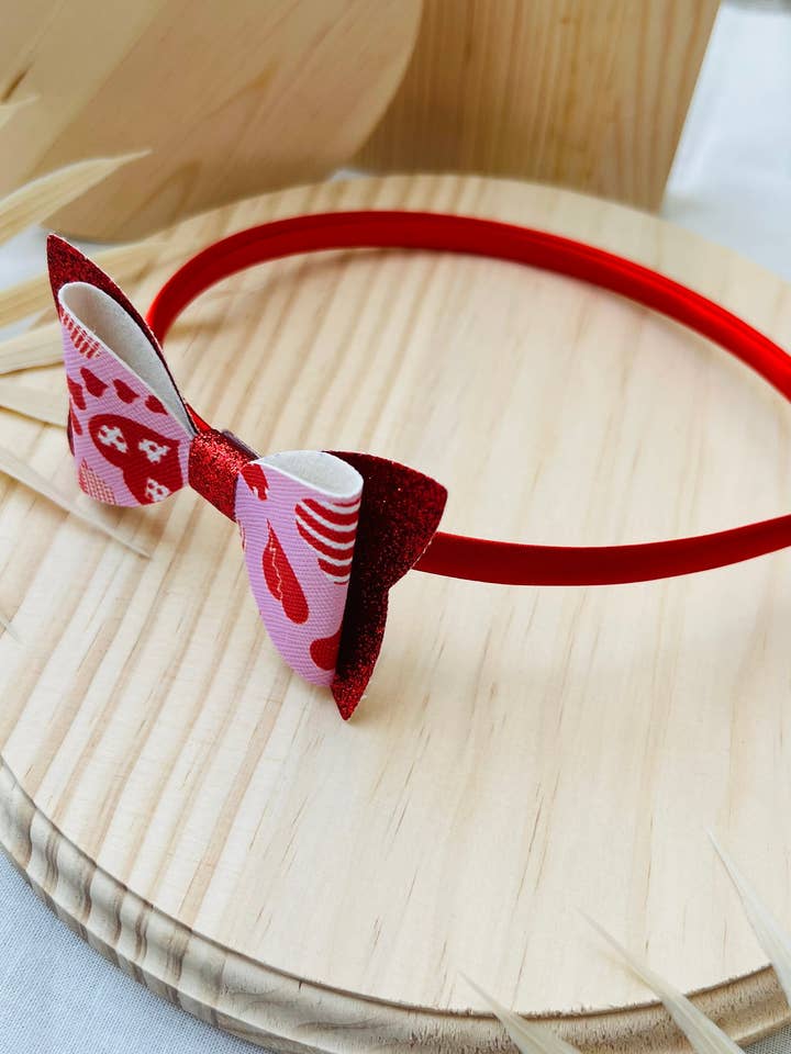 Dia dos Namorados Meninas Faux Bandolete em Couro Faux | Corações Vermelhas por atacado de Lavender Avenue