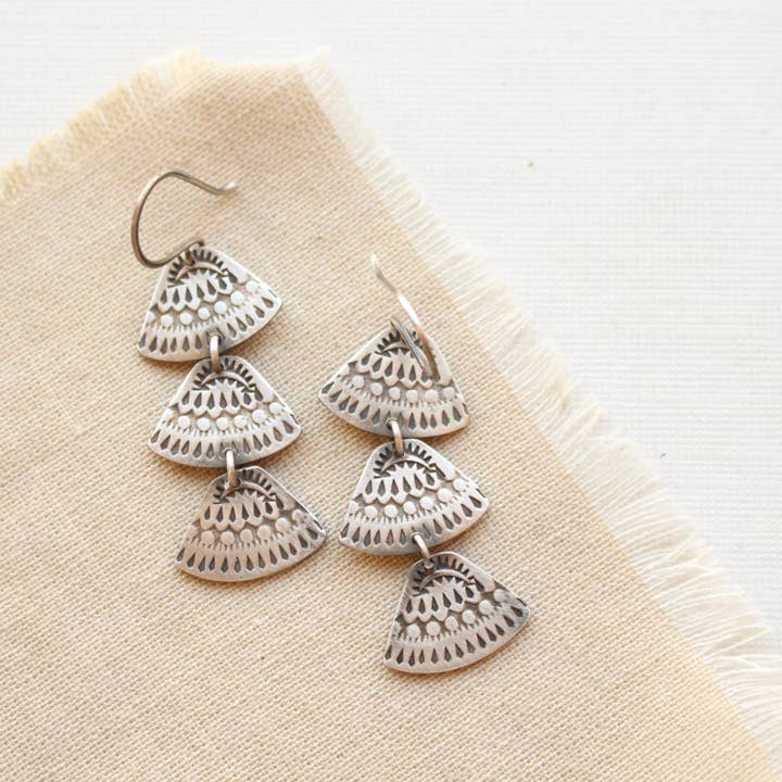 Asmi Trio Dreiecksohrringe, handgefertigte Statement-Ohrringe für den Großhandel von Sarah DeAngelo