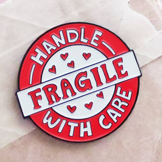 Skrøbelig emalje reversnål for engroshandel hos Kate Gabrielle