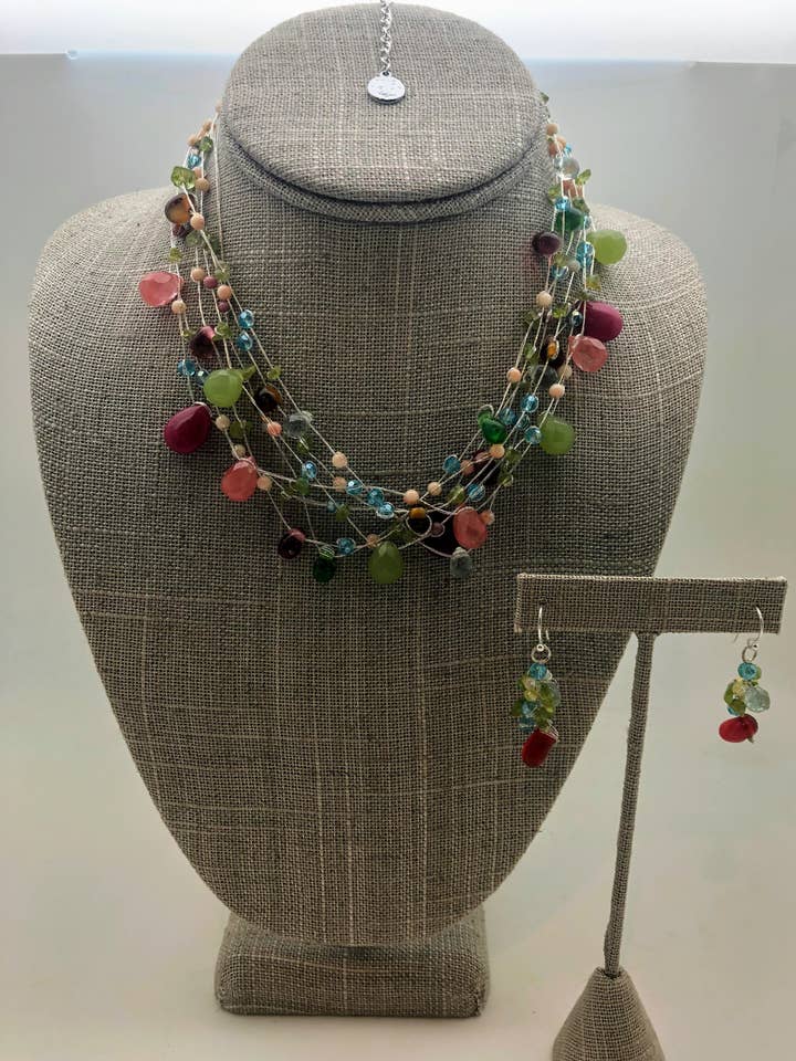 Gefacetteerd glas en steen op strengen zijdedraad voor wholesale door Crossroads Accessories Inc