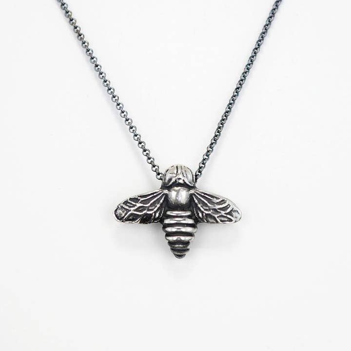 Collier pendentif abeille - Argent sterling oxydé pour la vente par Morning Moon Nature Jewelry