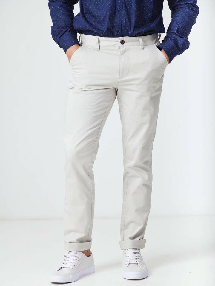 Pantalon chino Slim gris clair Clay pour la vente par BLKWD APPAREL