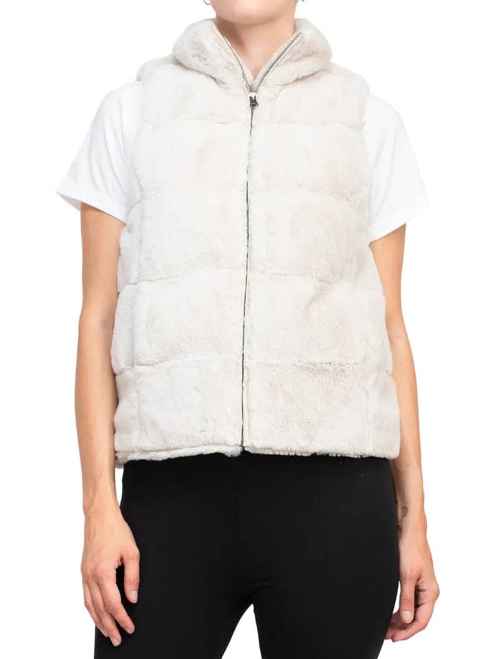 Veste sans manches matelassée en fausse fourrure pelucheuse avec fermeture éclair, poches latérales et col montant de Carmen Marc Valvo. pour la vente par Immediate Apparel