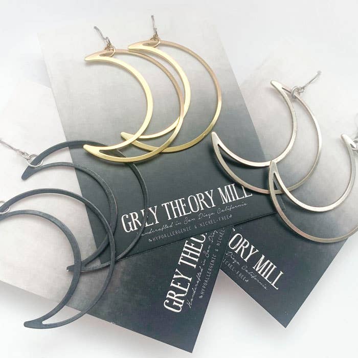 Boucles d'oreilles croissant de lune – Finition laiton, argent et noir pour la vente par Grey Theory Mill
