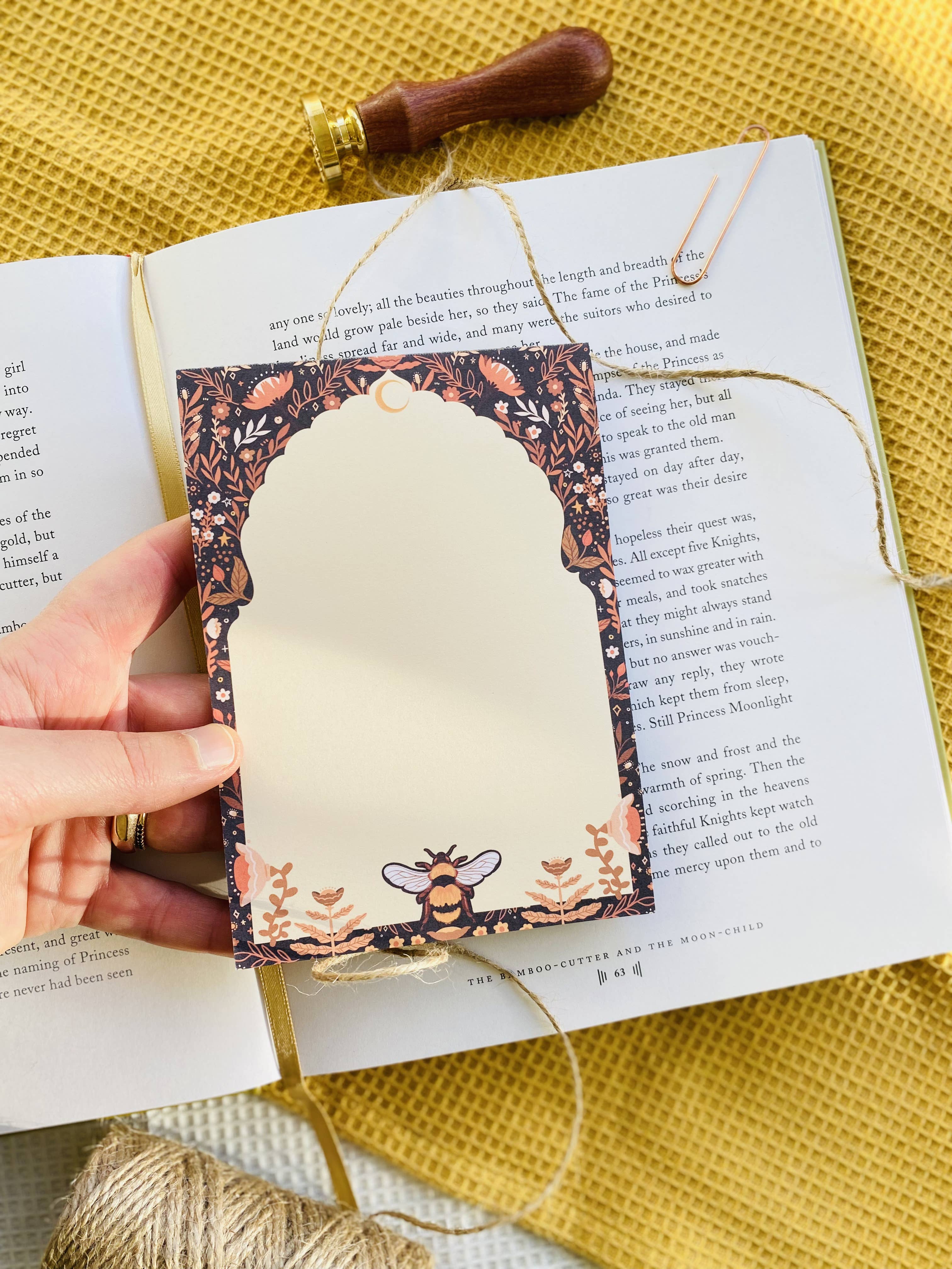 Split Moon Studios - Vendita all'ingrosso Bloc notes - Bloc-notes Queen Bee A6 con lista delle cose da fare4