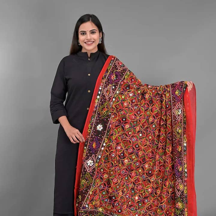 Sciarpa Phulkari multicolore Dupatta con ricamo in cotone indiano e ulteriori Risultati per sciarpe indiane all'ingrosso. Resi gratuiti e termini di pagamento a 60 giorni su Faire in tendenza su Faire.