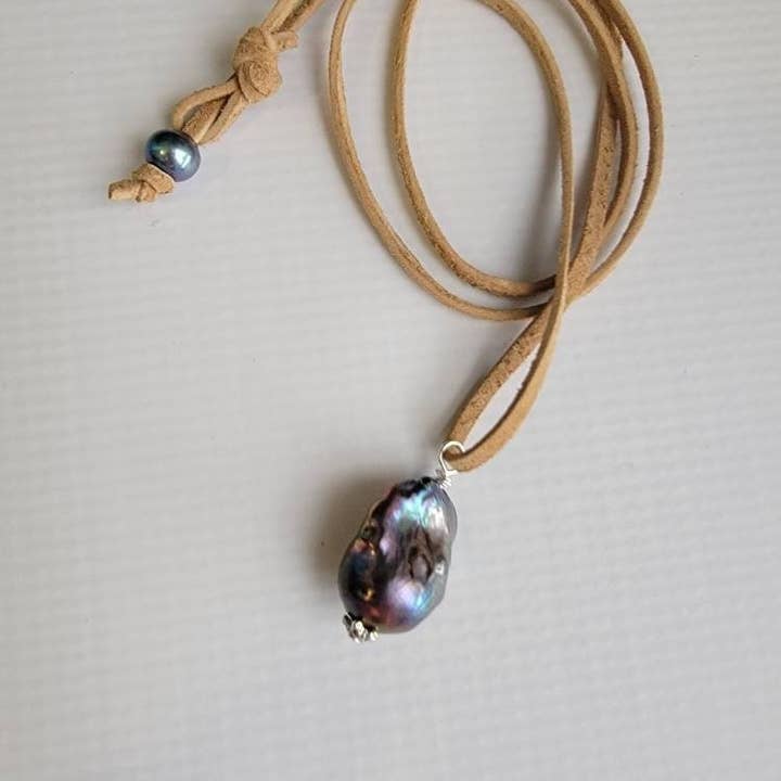 Påfugl Barok Flammebold Perle Vedhæng på Langt Lædersnor, Herrehalskæde for engroshandel hos The Rustic Boho Chic