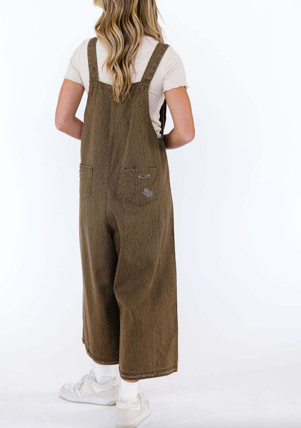 EmberLoom – Engroshandel Overalls - Dame – Kvinders bredbenede buksedragt med slidte detaljer denim overalls4