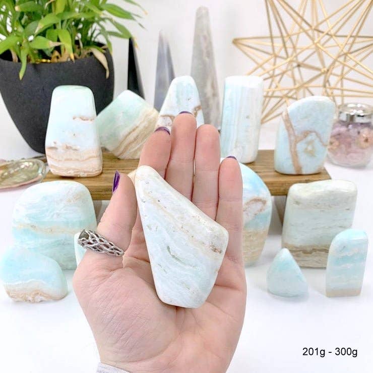 Rock Paradise - Vente Pierre et cristal de spiritualité - Base taillée en calcite des Caraïbes polie - Aragonite bleue au poids0